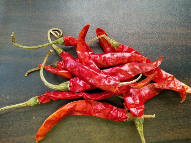 一幅干红辣椒孤立在黑色背景上的图片图片下载