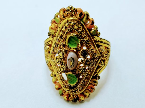 白色背景上的一枚金戒指图片下载