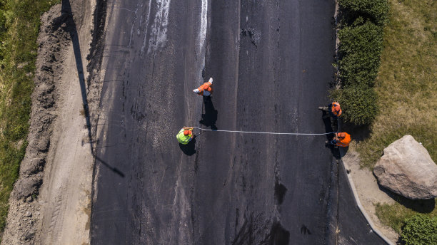 正在建设中的新柏油路鸟瞰图图片下载