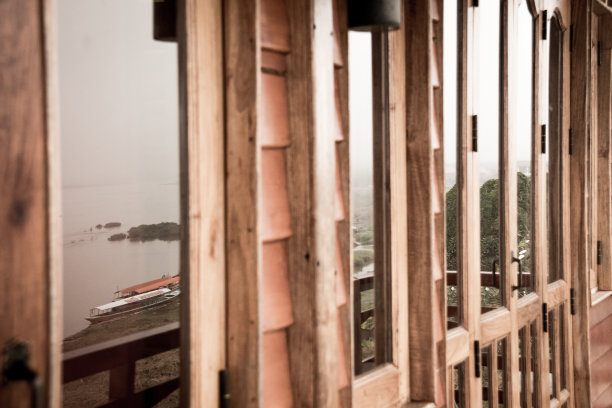 有木墙和玻璃门的老房子。图片下载