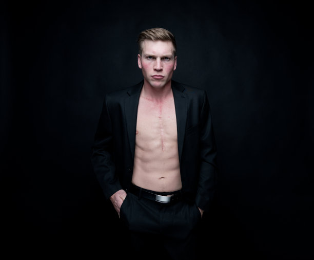 穿着西装赤膊的性感男人图片下载