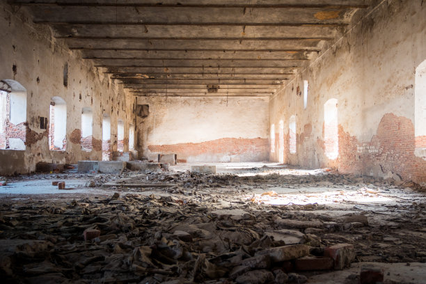 废弃的仓库空间，旧工厂，中心，低角度图片下载