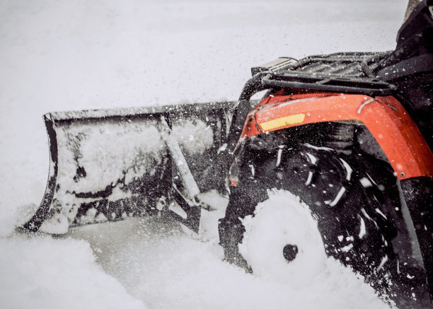 雪地里的沙滩车图片下载