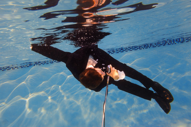 水下的歌手图片下载