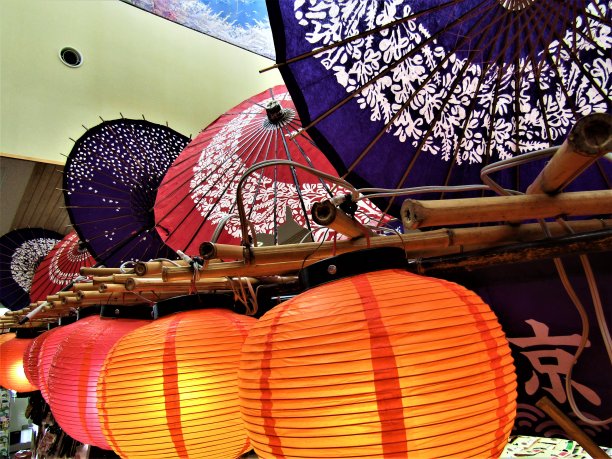 日本纸灯笼和纸伞图片下载