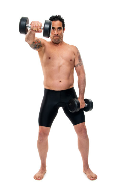 西班牙裔成年男子举起两个20磅重的东西图片下载