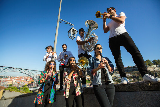 葡萄牙波尔图市中心，一群音乐家在杜罗河前演奏音乐。图片下载