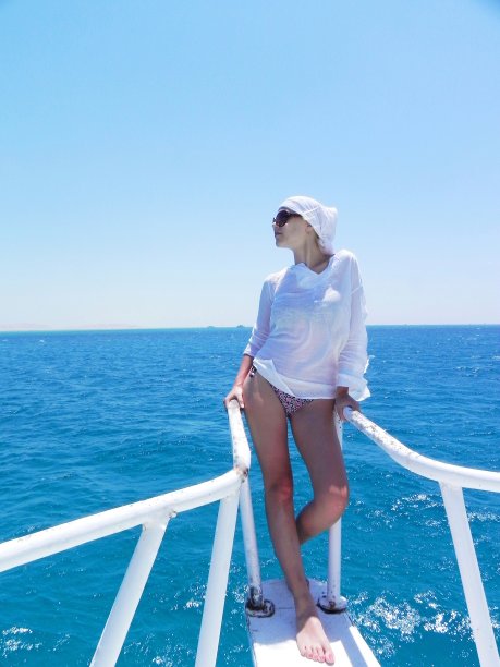 戴着头巾的女孩在船上图片下载