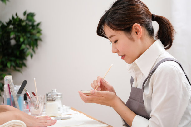 指甲设计师装饰顾客的指甲图片下载