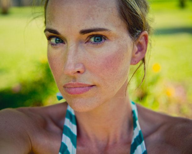 夏日里，自信的女人出现在镜头前图片下载