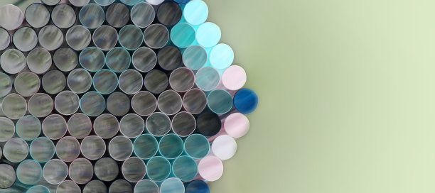 喝吸管，上视，很多。吸管是装饮料的管子。背景光线。创造性和抽象的形象。这张照片。灰色背景，放置文字。横幅图片下载