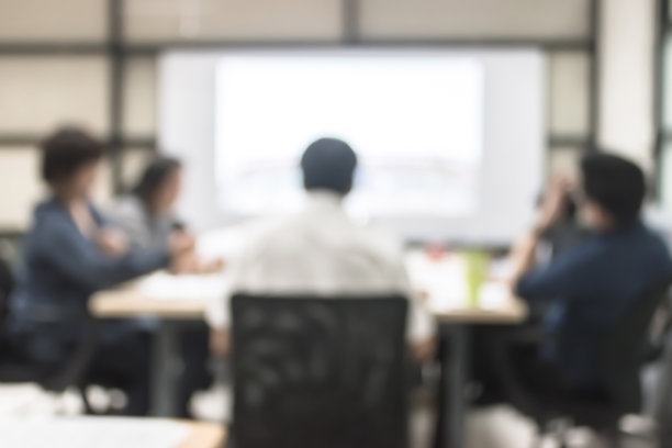 模糊办公室会议背景商务人员工作组在会议室的讨论图片下载