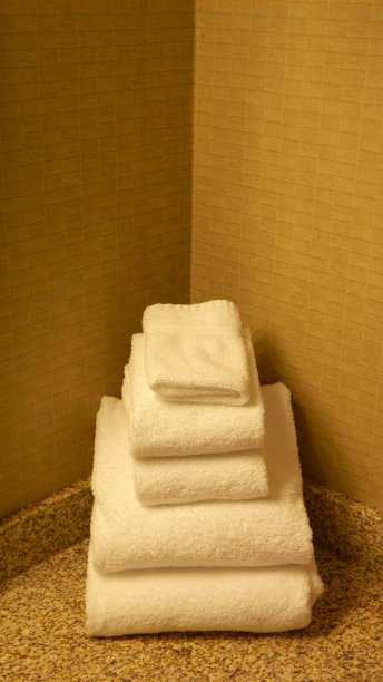 旅馆的毛巾在角落里。图片下载