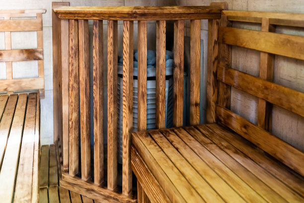 加热器在空的木制桑拿长椅与没有人在房间为健康图片下载