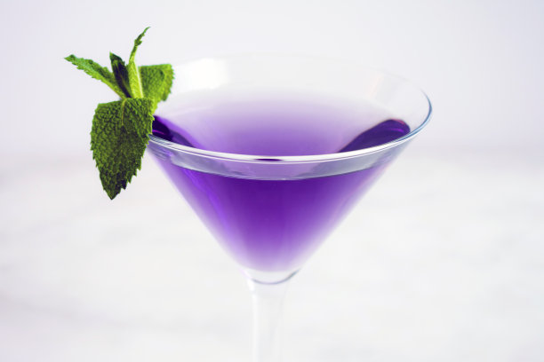 紫色鸡尾酒，薄荷装饰图片下载