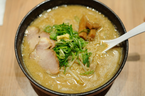 日本传统美味的拉面汤加味增酱图片下载