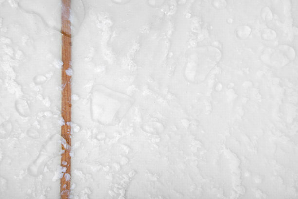 一个湿冲浪板的特写与斯特林格和蜡库存照片图片下载