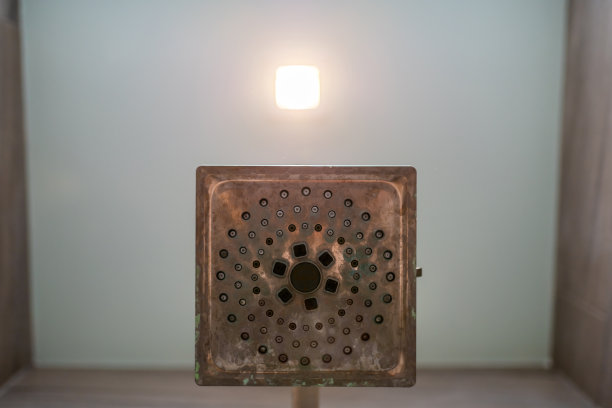 现代城市简约浴室，低角度淋浴头，阳光明亮的灯光从灯图片下载