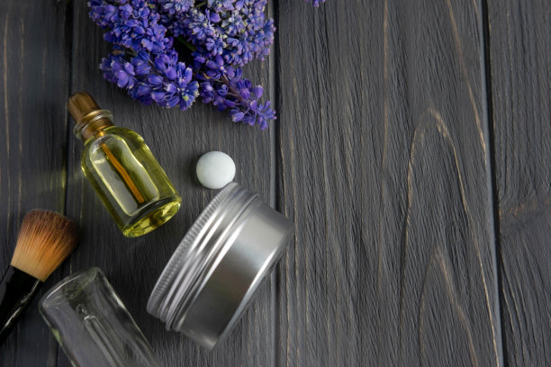 化妆刷的照片，奶油，自然玉兰在一个木制的背景与空间copispeys。水疗中心的美容背景。有护肤化妆品背景。化妆品的背景图片下载