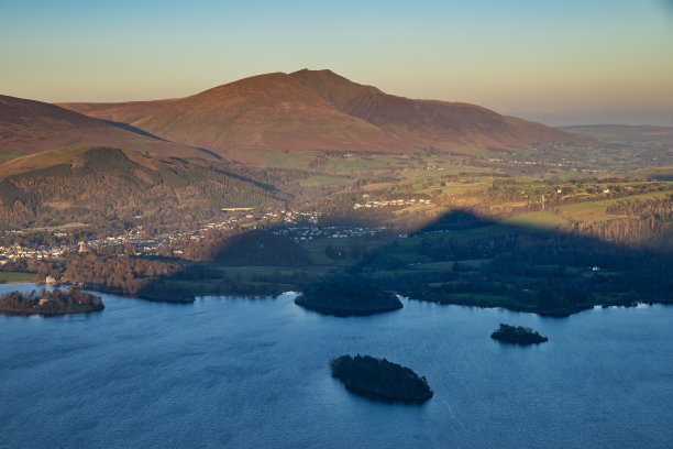 美丽的秋天傍晚的风景图片从卡特贝尔附近的Derwent水在湖区到Blencathra和Skiddaw山峰图片下载