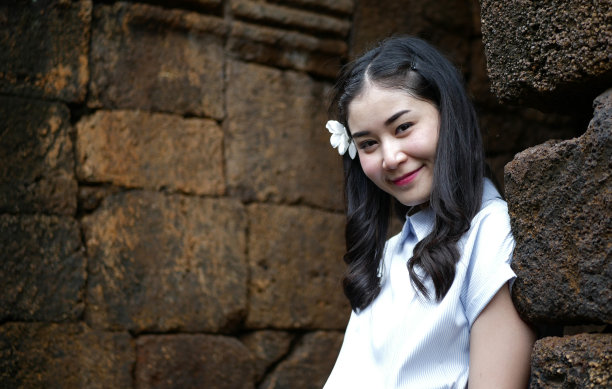 可爱的亚洲女孩户外自然旅行图片下载