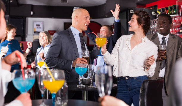 一个男人和一个女人在公司聚会上聊天图片下载