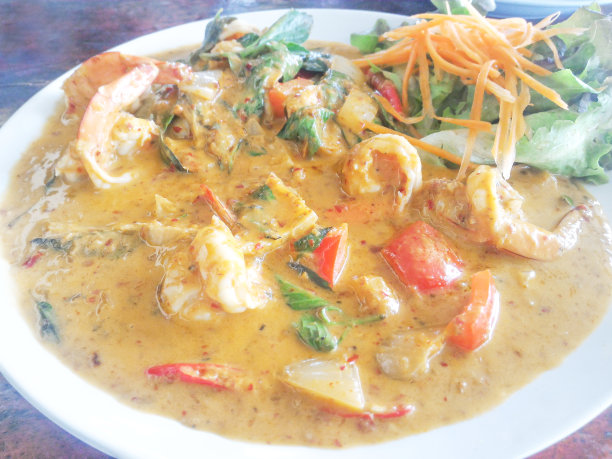 白盘子里的咖喱虾图片下载