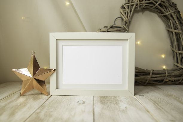质朴的白色圣诞框架模拟轻木制表面与玫瑰金铜星，柳条心和仙女灯图片下载
