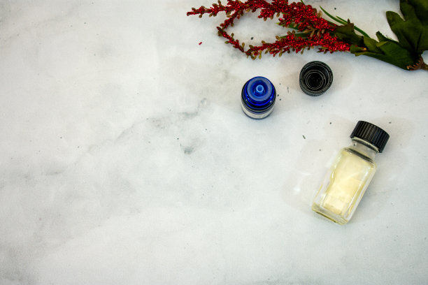 平铺的照片精油在大理石背景与复制空间图片下载