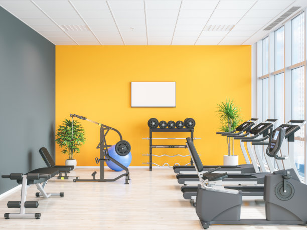 现代健身房(健身中心)墙上的电视屏幕图片下载