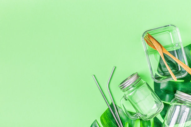 玻璃器皿，金属和木制餐具图片下载