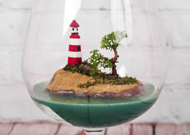 有海洋和灯塔的玻璃饲养箱图片下载