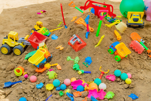 沙盒里有很多孩子的玩具。有选择性的重点。图片下载