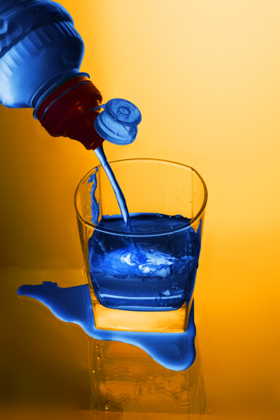 往玻璃杯里倒水图片下载