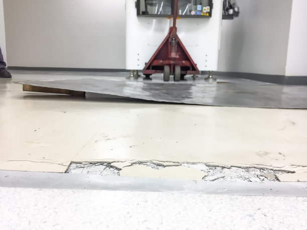 工厂地板开裂，建筑物残破，走廊破损图片下载