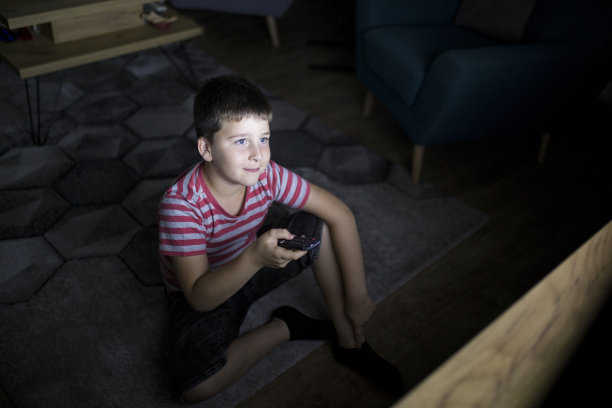 电视前的男孩图片下载