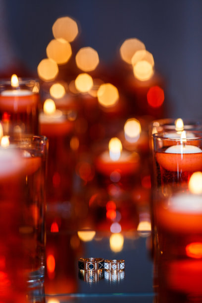 结婚戒指躺在镜子上图片下载