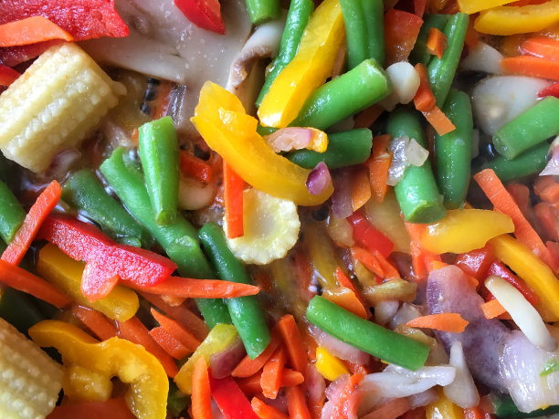 新鲜的蔬菜切片在炖锅里炖图片下载