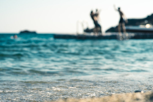 漂浮在海面上的平台，和青少年玩得很开心，注意力不集中图片下载