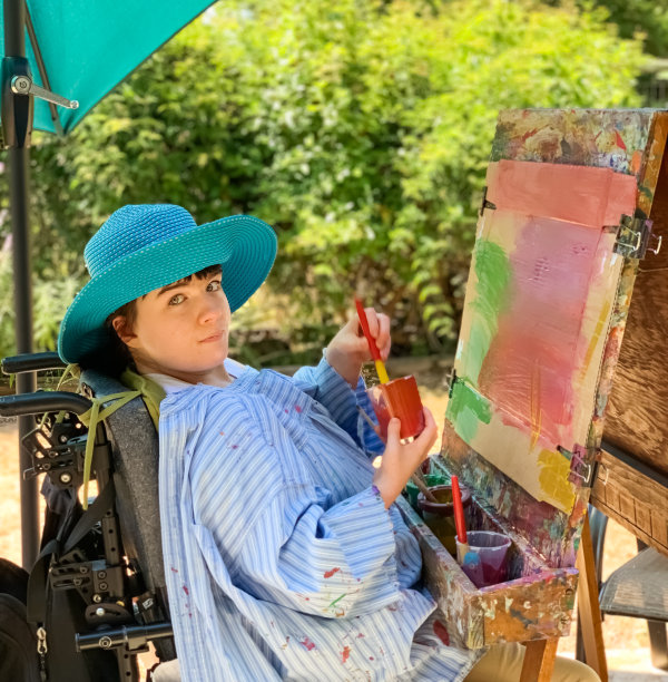 在户外坐轮椅的发育障碍的年轻女性图片下载