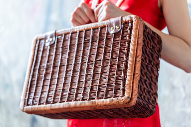 一名中国妇女正拿着一个木制的手提箱，用来装复古的东方旅游概念图片下载