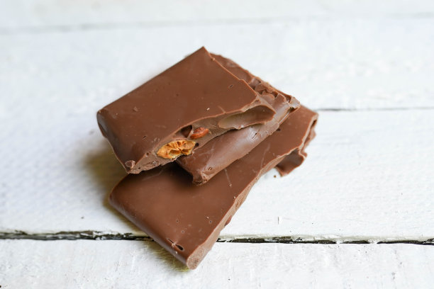 白色木质背景上的美味巧克力图片下载