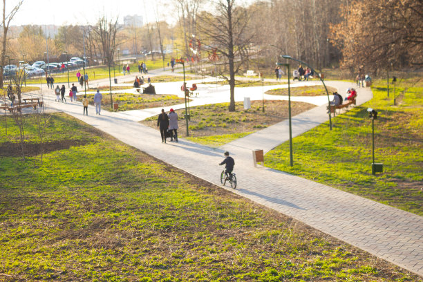 公园里人们活动的模糊背景图片下载