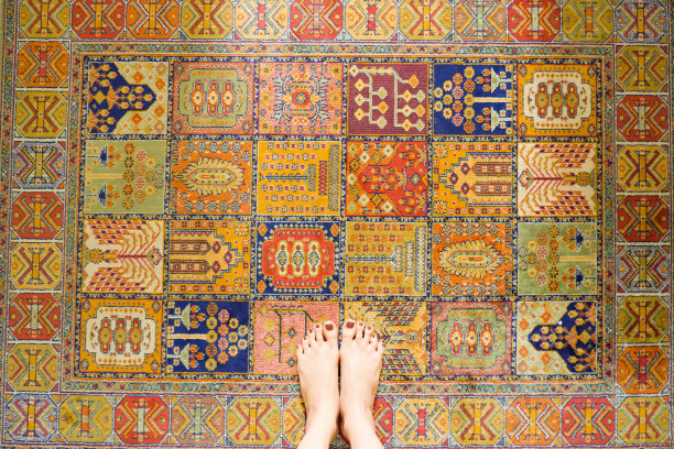 女人的脚站在老式地毯上图片下载