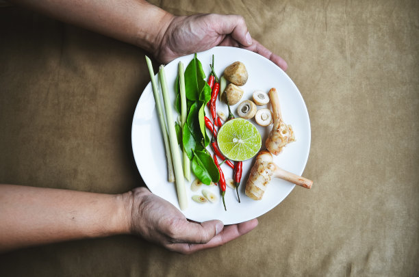 手拿菜与配料冬荫，烹饪冬荫辣泰国菜，照片俯视图图片下载