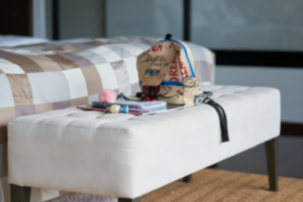 模糊照片的旅行背包和东西在床上的椅子在酒店图片下载