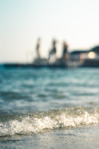 漂浮在海面上的平台，和青少年玩得很开心，注意力不集中图片下载