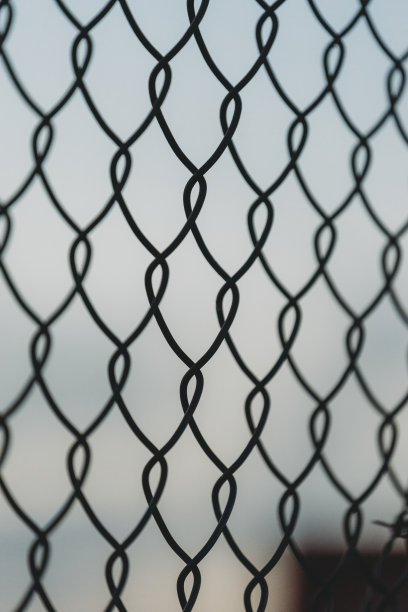 日落时铁链围栏的细节图片下载