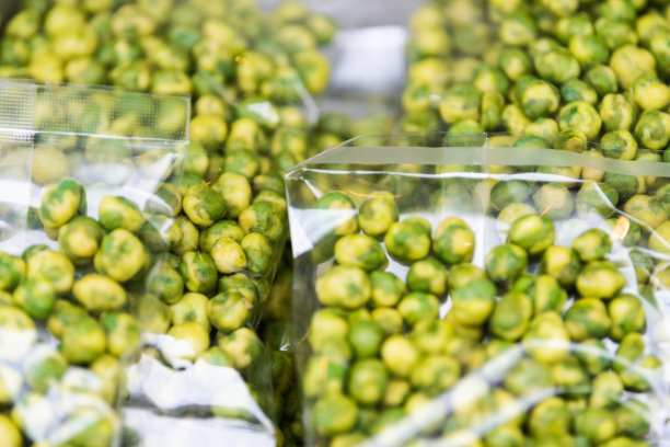 日本东京银座筑地鱼市，一包包的烤绿芥末豌豆图片下载