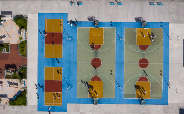 从无人机俯视篮球场地板与线和球员在篮球场上图片下载